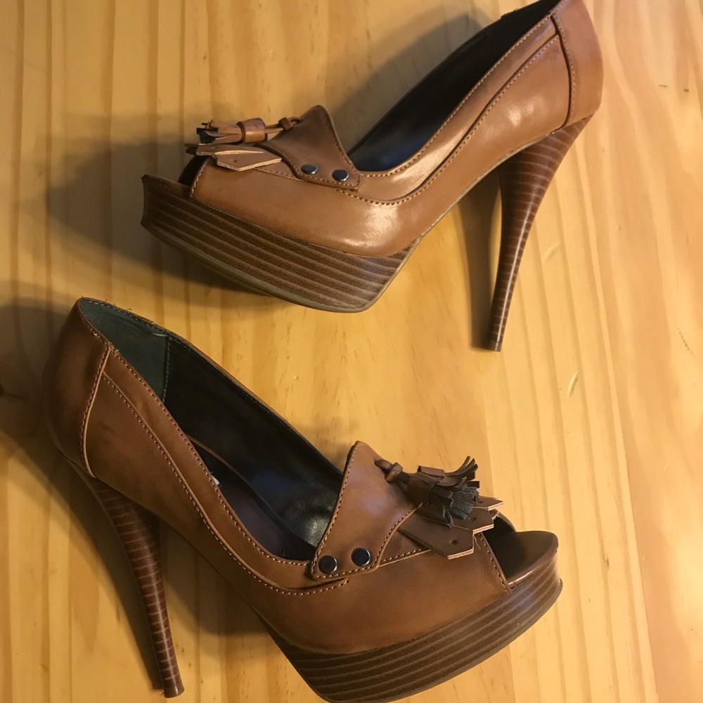 Tan Vera Wang Heels 7M
